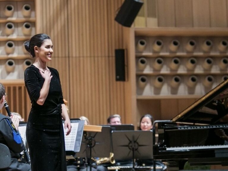 Cristina Chiosea lângă un pian, într-o sală de concert