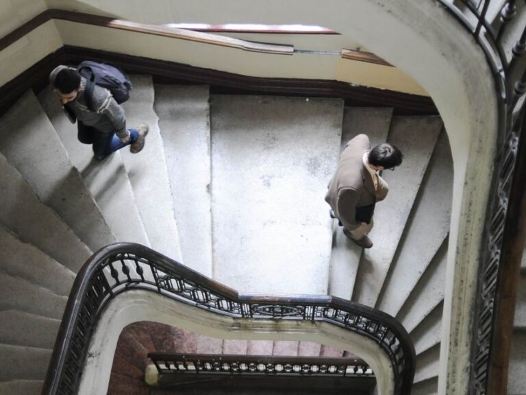 Studenți pe scara interioară a unei universități